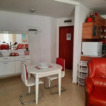 In Sunny Beach, Complex Sun Village, 80 Qm, 2 Bedrooms & Living Near To The Beach, Swimming Pool, Garden アパートホテル サニービーチ