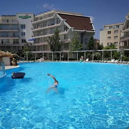 Sun Village Retreat: Spacious With Pool Access