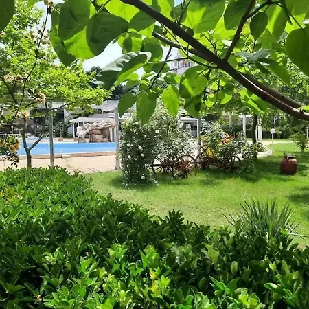 Sun Village Retreat: Spacious With Pool Access